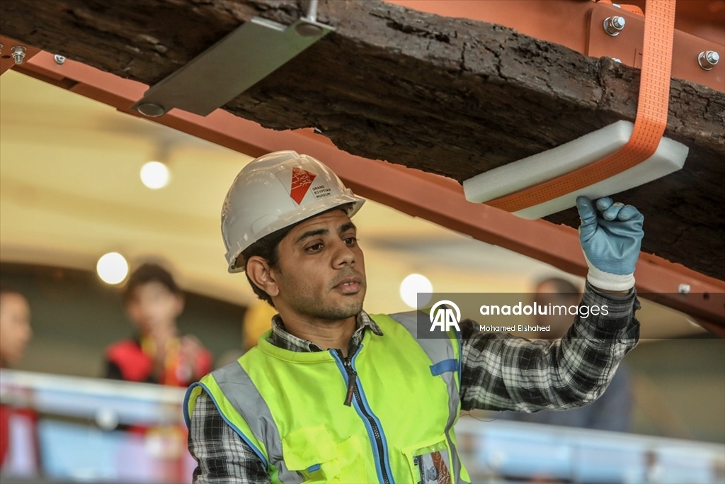 Mısır Firavunu Keops’un 4 bin 600 yıllık geminin parçaları, Büyük Mısır Müzesi'ne taşındı