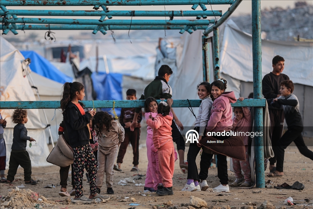 Повседневная жизнь в лагере Нусейрат в Газе на фоне разрушений