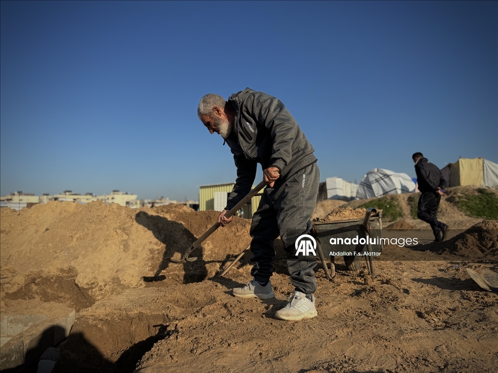 أبو حطب.. مسن يواري 18 ألف فلسطيني قتلتهم إسرائيل بغزة