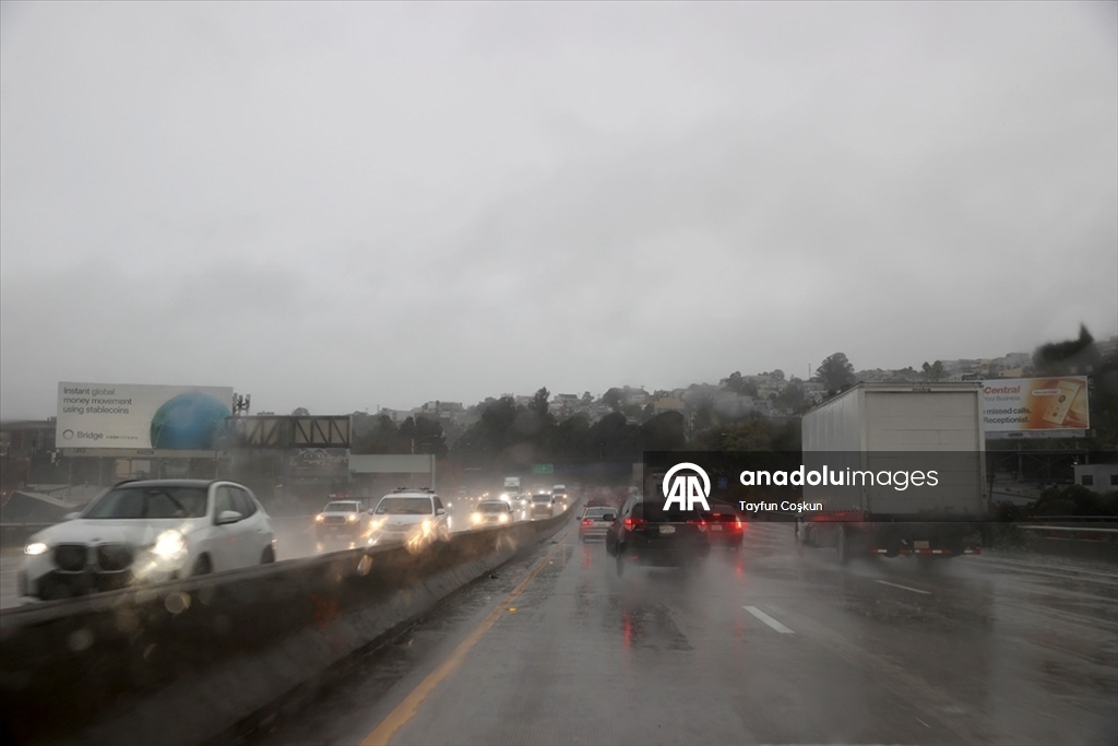 California’da etkili olan Atmosferik Nehir ile birlikte şiddetli yağışlar hayatı olumsuz etkiliyor