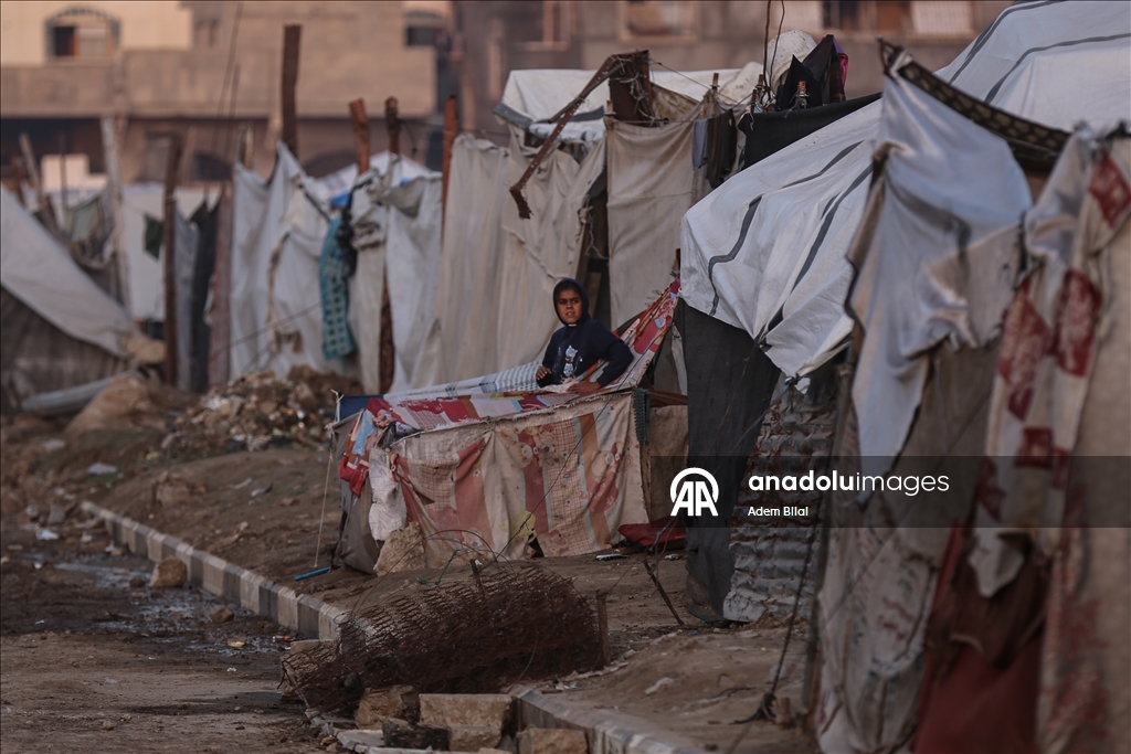 Повседневная жизнь в лагере Нусейрат в Газе на фоне разрушений