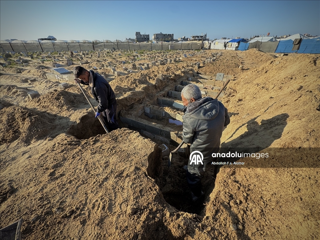 أبو حطب.. مسن يواري 18 ألف فلسطيني قتلتهم إسرائيل بغزة