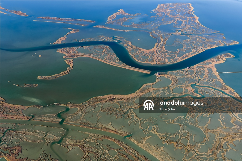 Yumurtalık Lagünü’nde su yüzeyindeki doğal şekiller dikkati çekiyor