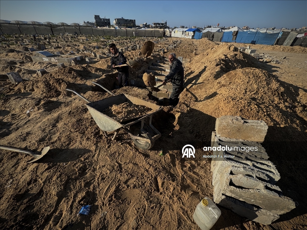 أبو حطب.. مسن يواري 18 ألف فلسطيني قتلتهم إسرائيل بغزة