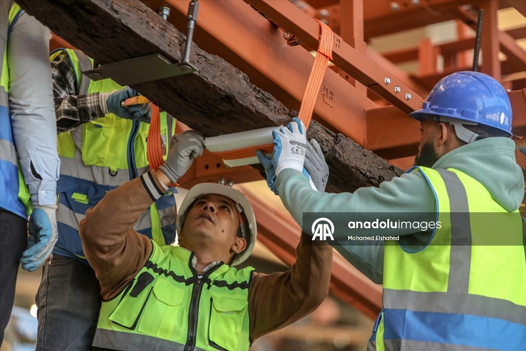 Mısır Firavunu Keops’un 4 bin 600 yıllık geminin parçaları, Büyük Mısır Müzesi'ne taşındı