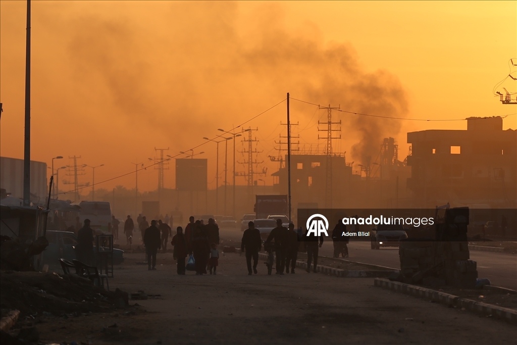 Повседневная жизнь в лагере Нусейрат в Газе на фоне разрушений