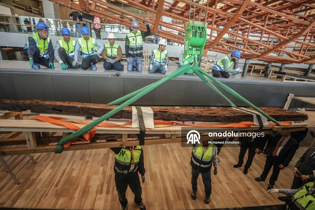 Mısır Firavunu Keops’un 4 bin 600 yıllık geminin parçaları, Büyük Mısır Müzesi'ne taşındı