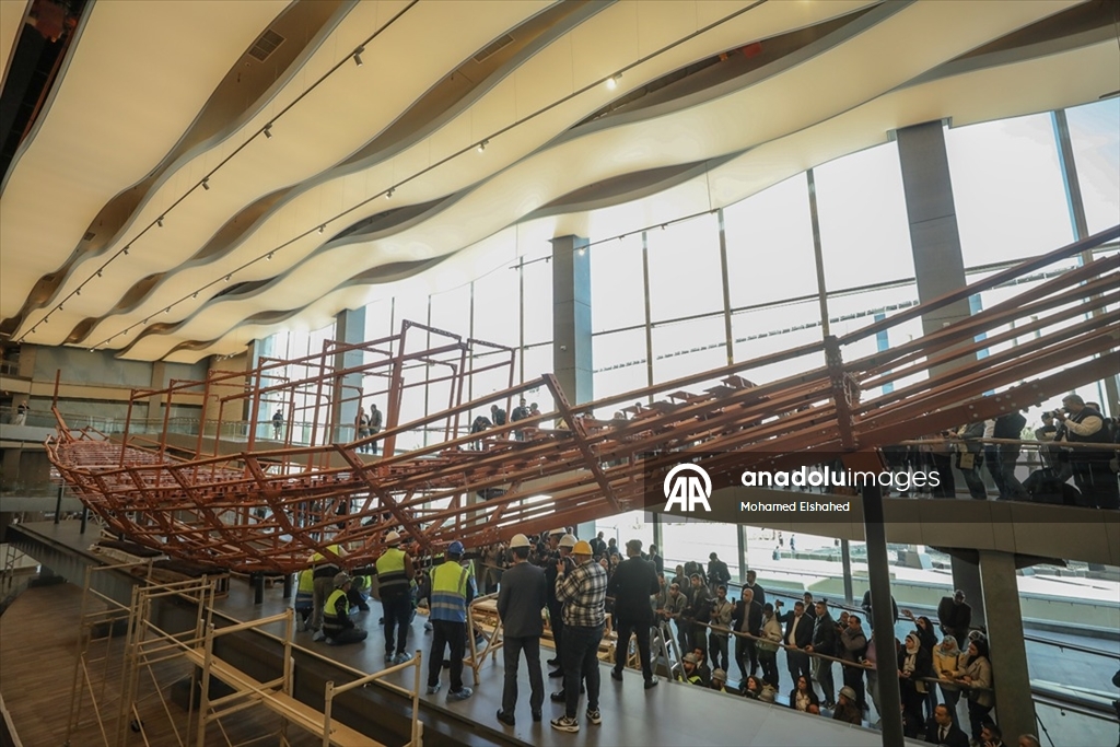 Mısır Firavunu Keops’un 4 bin 600 yıllık geminin parçaları, Büyük Mısır Müzesi'ne taşındı