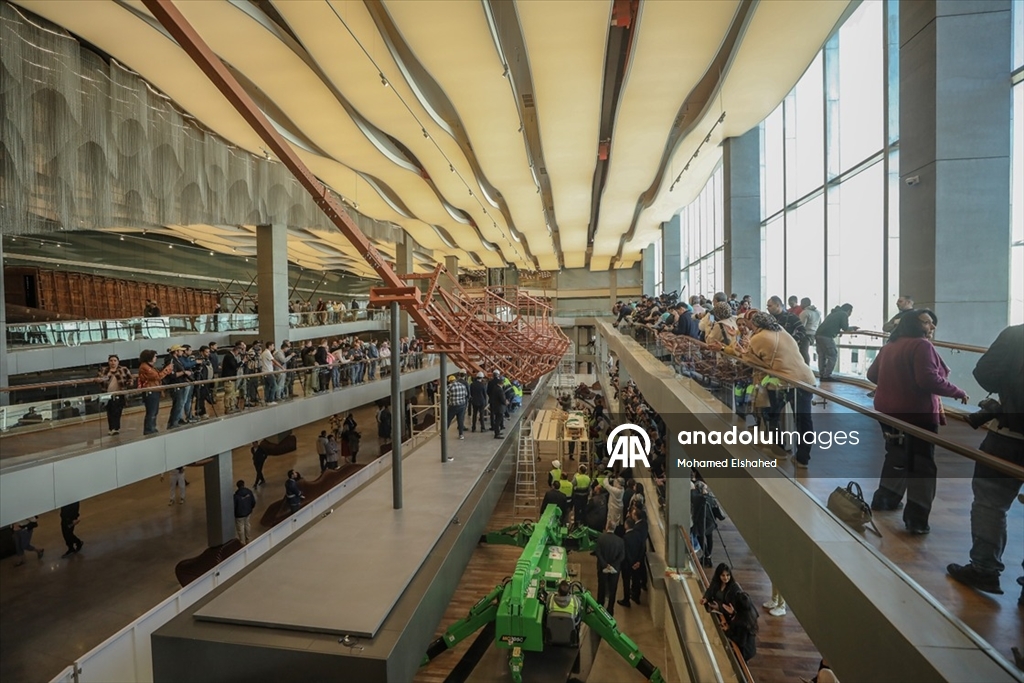 Mısır Firavunu Keops’un 4 bin 600 yıllık geminin parçaları, Büyük Mısır Müzesi'ne taşındı