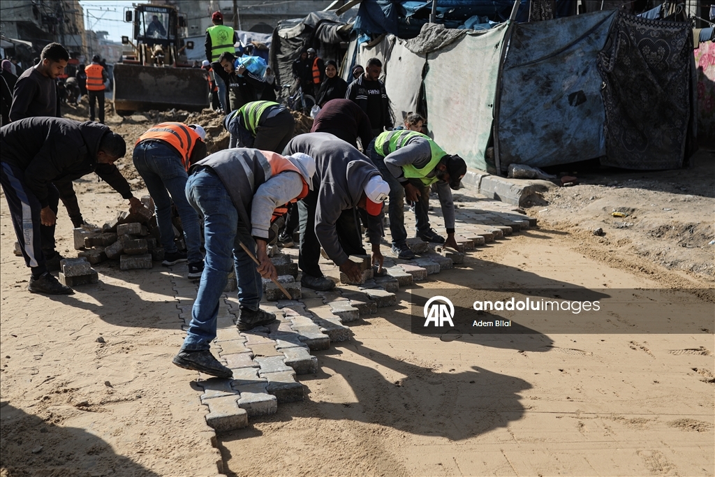 Муниципалитет Нусейрата ремонтирует поврежденные участки на главной улице