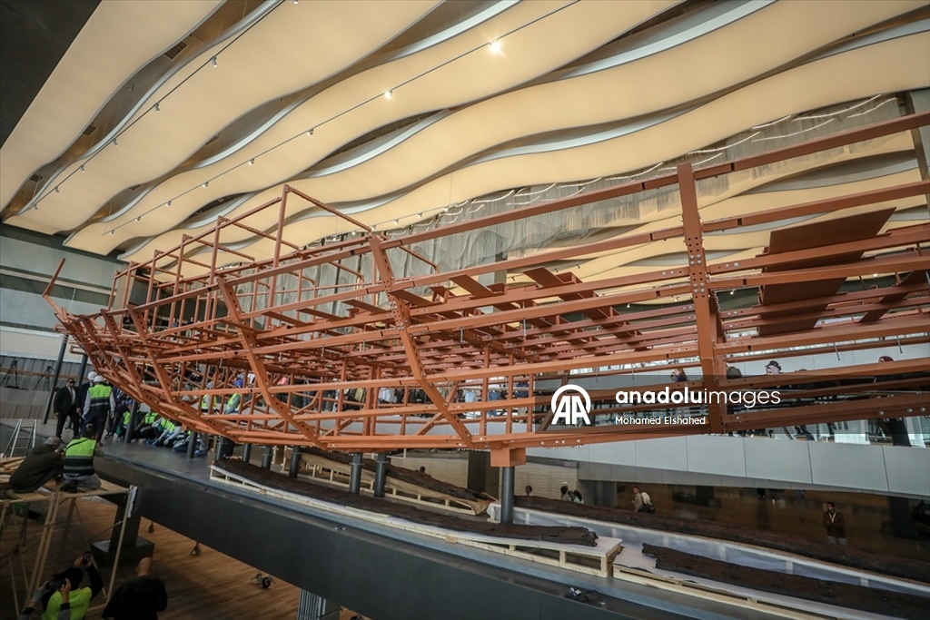 Mısır Firavunu Keops’un 4 bin 600 yıllık geminin parçaları, Büyük Mısır Müzesi'ne taşındı