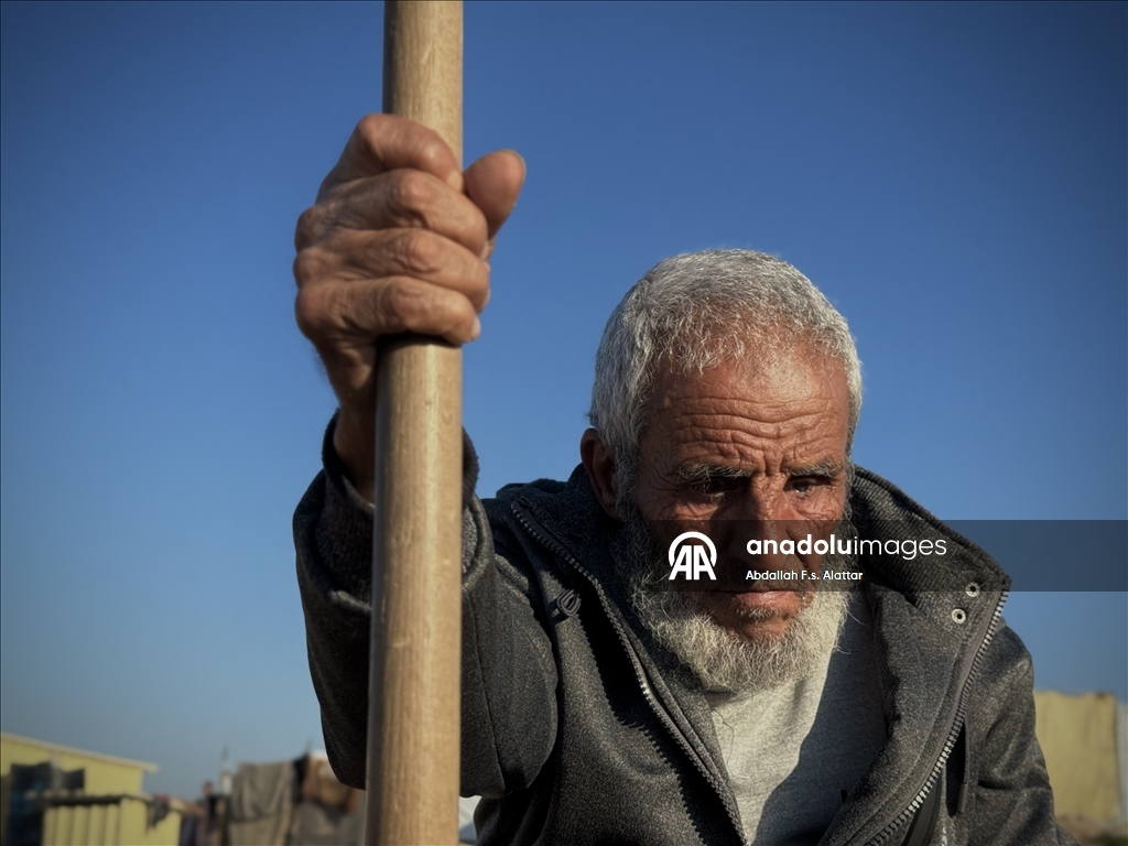 أبو حطب.. مسن يواري 18 ألف فلسطيني قتلتهم إسرائيل بغزة