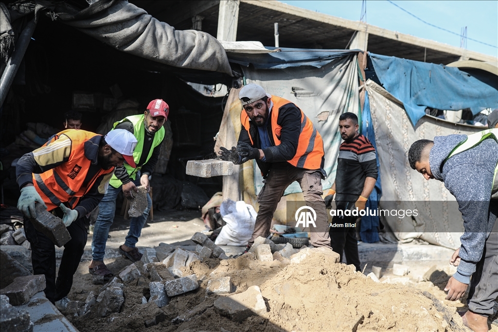 Муниципалитет Нусейрата ремонтирует поврежденные участки на главной улице