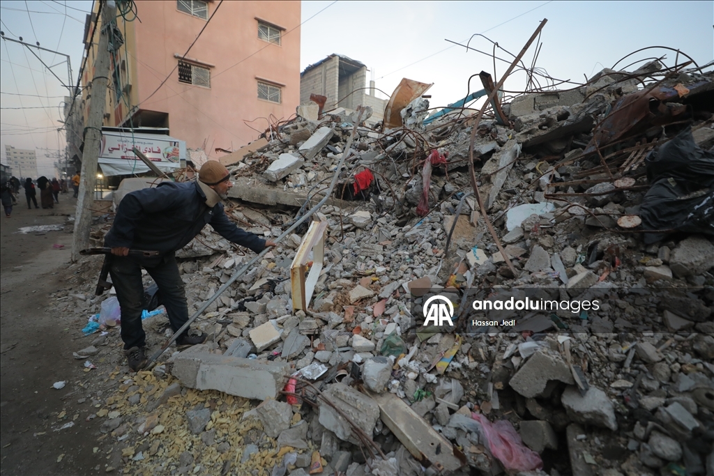 Filistinli Basım, enkazdan topladığı atıklarla yakıt krizine geçici çözüm sunuyor