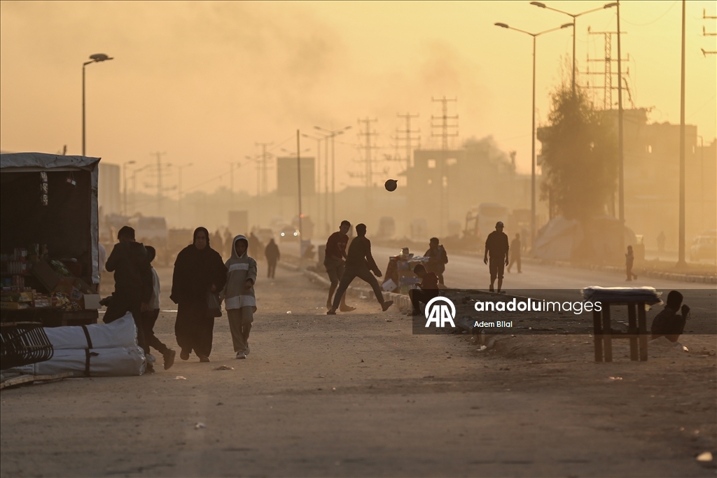 Повседневная жизнь в лагере Нусейрат в Газе на фоне разрушений