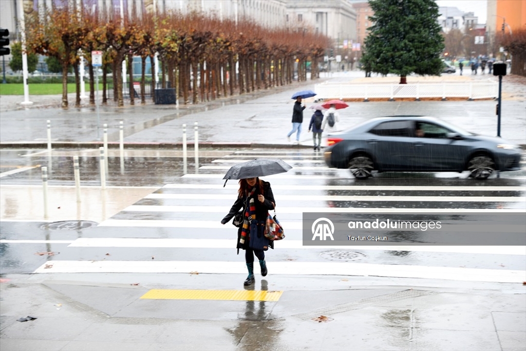 California’da etkili olan Atmosferik Nehir ile birlikte şiddetli yağışlar hayatı olumsuz etkiliyor
