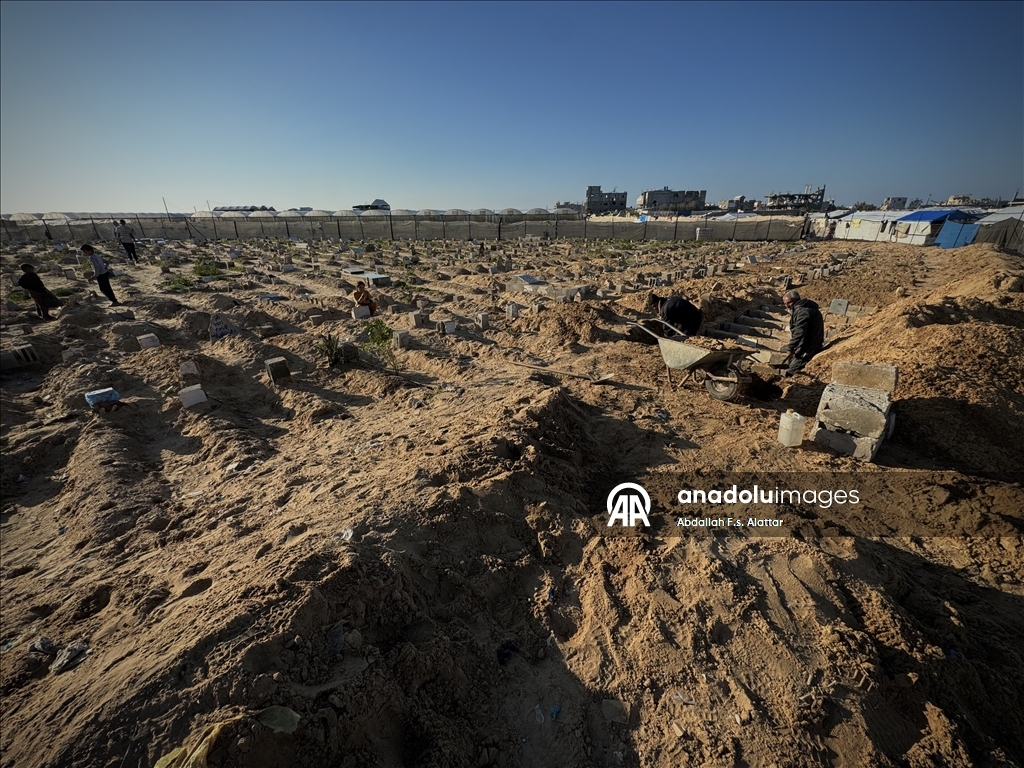 أبو حطب.. مسن يواري 18 ألف فلسطيني قتلتهم إسرائيل بغزة