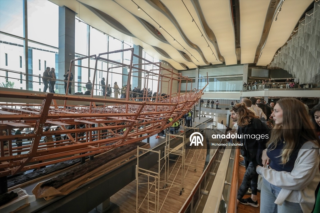 Mısır Firavunu Keops’un 4 bin 600 yıllık geminin parçaları, Büyük Mısır Müzesi'ne taşındı