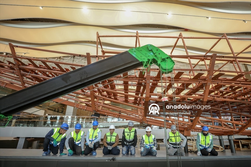 Mısır Firavunu Keops’un 4 bin 600 yıllık geminin parçaları, Büyük Mısır Müzesi'ne taşındı