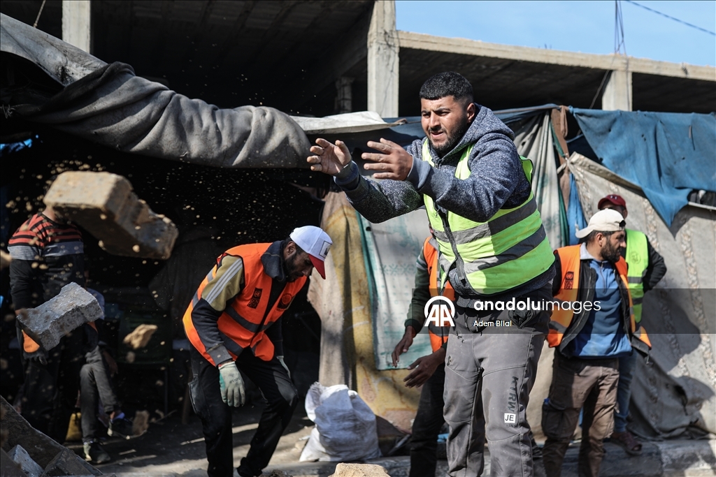 Муниципалитет Нусейрата ремонтирует поврежденные участки на главной улице