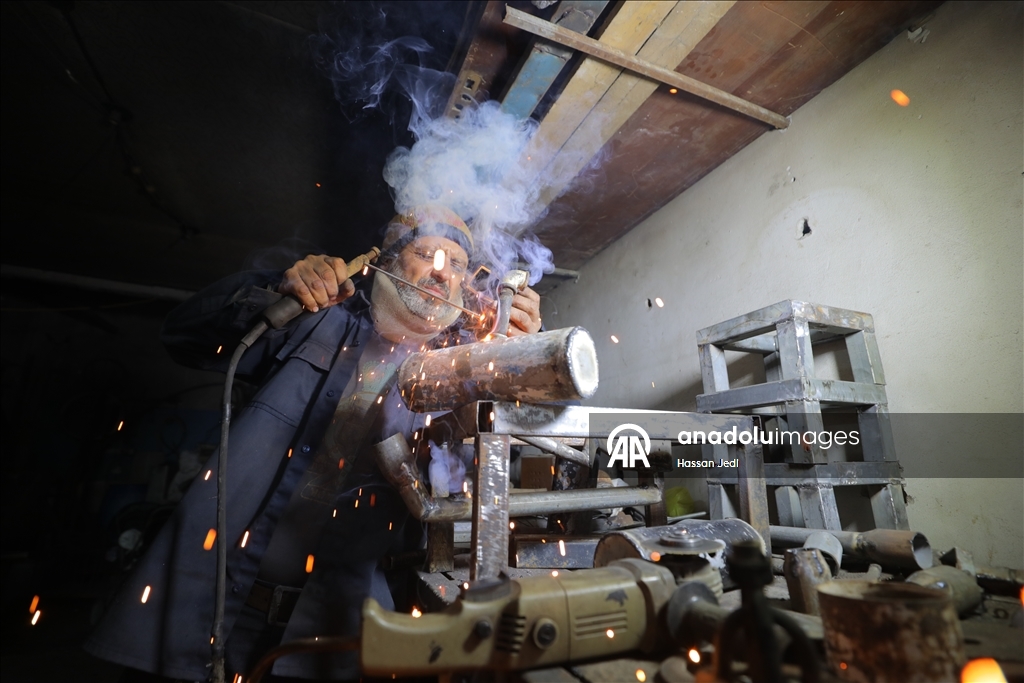 Filistinli Basım, enkazdan topladığı atıklarla yakıt krizine geçici çözüm sunuyor