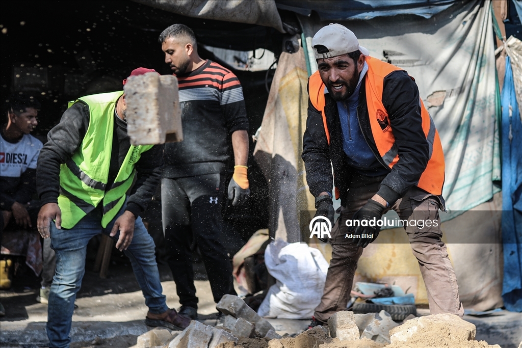 Муниципалитет Нусейрата ремонтирует поврежденные участки на главной улице