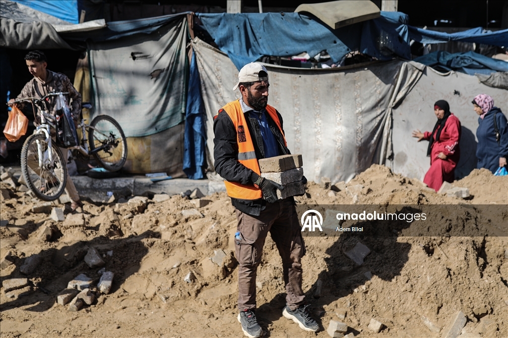 Муниципалитет Нусейрата ремонтирует поврежденные участки на главной улице