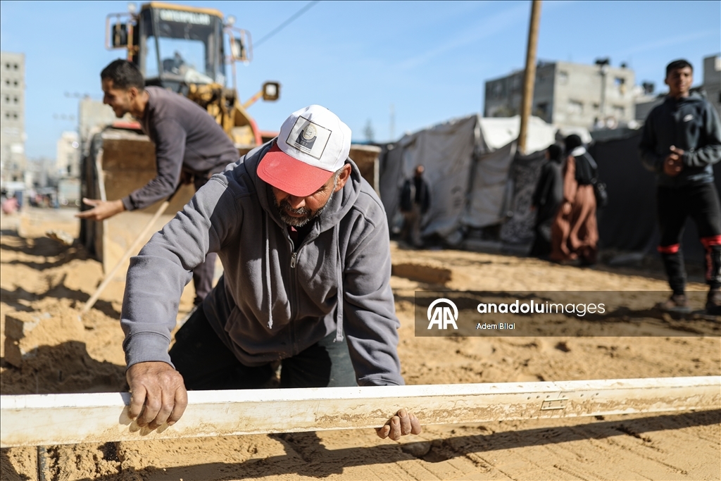 Муниципалитет Нусейрата ремонтирует поврежденные участки на главной улице
