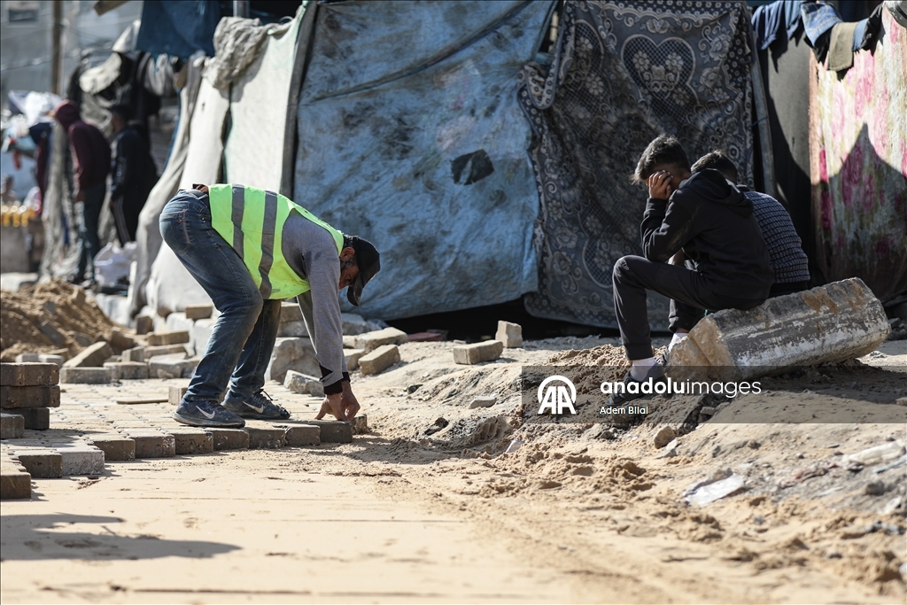 Муниципалитет Нусейрата ремонтирует поврежденные участки на главной улице