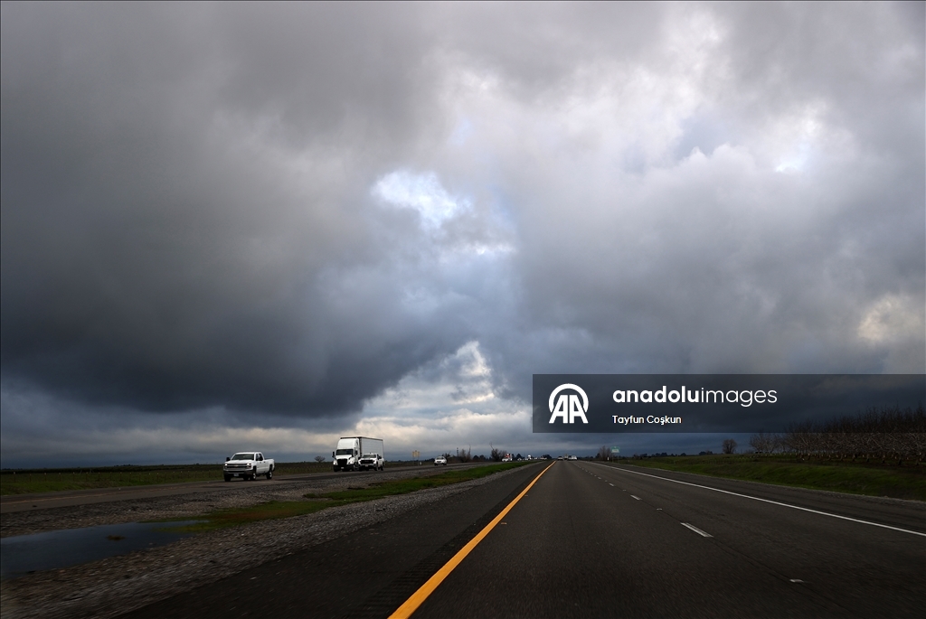 Мощные ливни, вызванные атмосферной рекой, негативно сказываются на повседневной жизни в Калифорнии