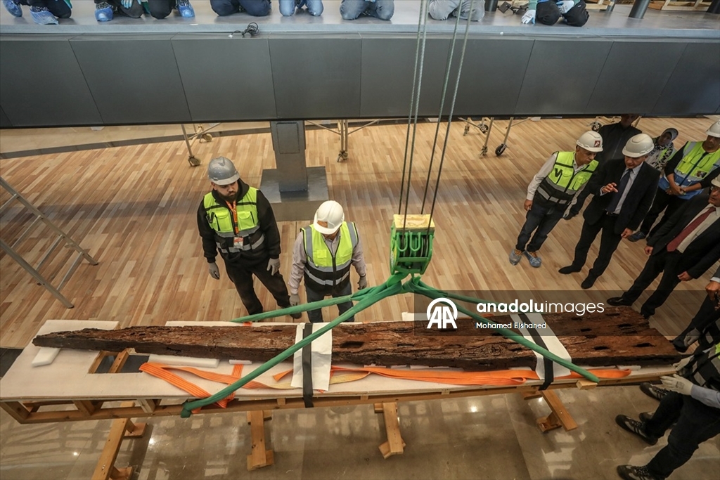Mısır Firavunu Keops’un 4 bin 600 yıllık geminin parçaları, Büyük Mısır Müzesi'ne taşındı