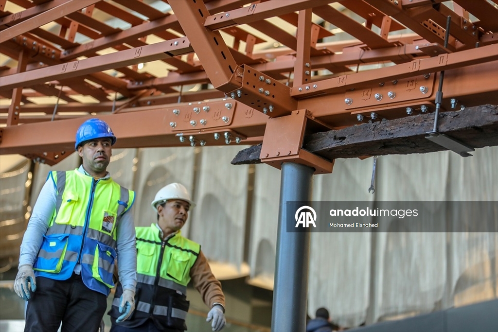 Mısır Firavunu Keops’un 4 bin 600 yıllık geminin parçaları, Büyük Mısır Müzesi'ne taşındı