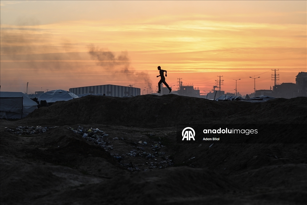 Повседневная жизнь в лагере Нусейрат в Газе на фоне разрушений