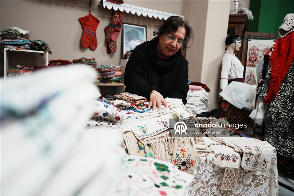 Sandıklardan çıkan asırlık çeyizler ikinci el dükkanında alıcı buluyor