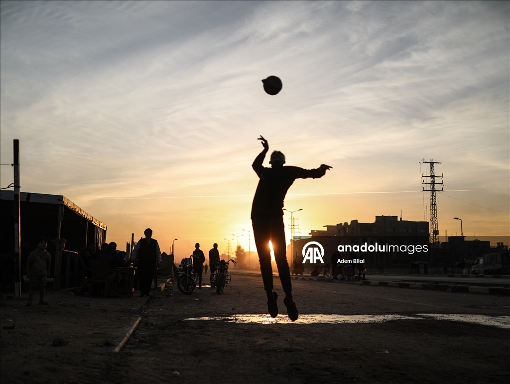 Повседневная жизнь в лагере Нусейрат в Газе на фоне разрушений