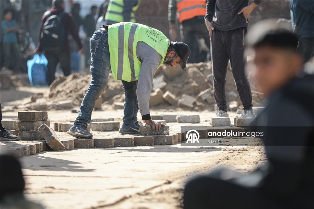 Муниципалитет Нусейрата ремонтирует поврежденные участки на главной улице