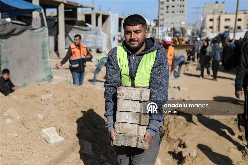 Муниципалитет Нусейрата ремонтирует поврежденные участки на главной улице