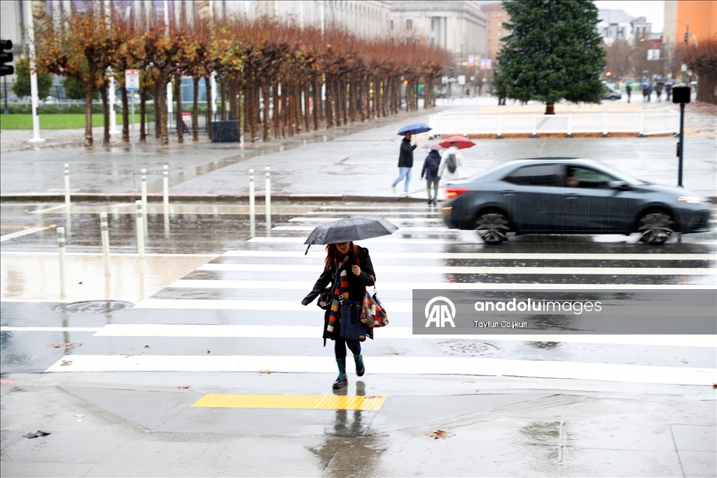 Мощные ливни, вызванные атмосферной рекой, негативно сказываются на повседневной жизни в Калифорнии