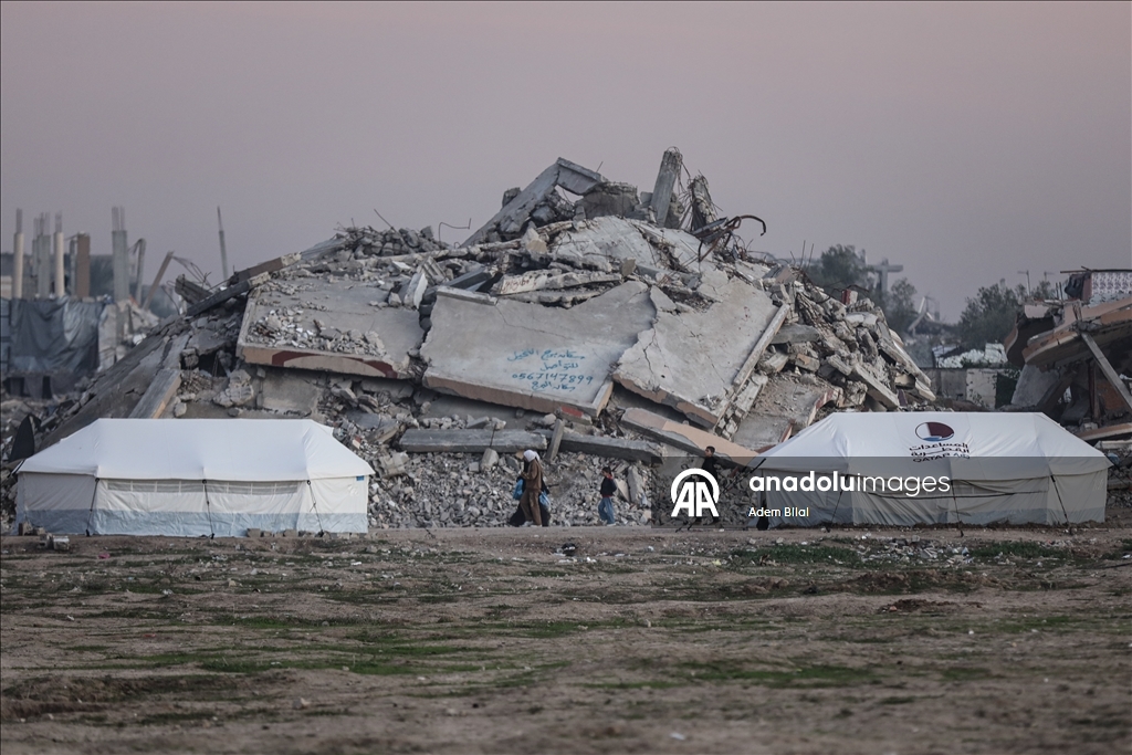 Повседневная жизнь в лагере Нусейрат в Газе на фоне разрушений