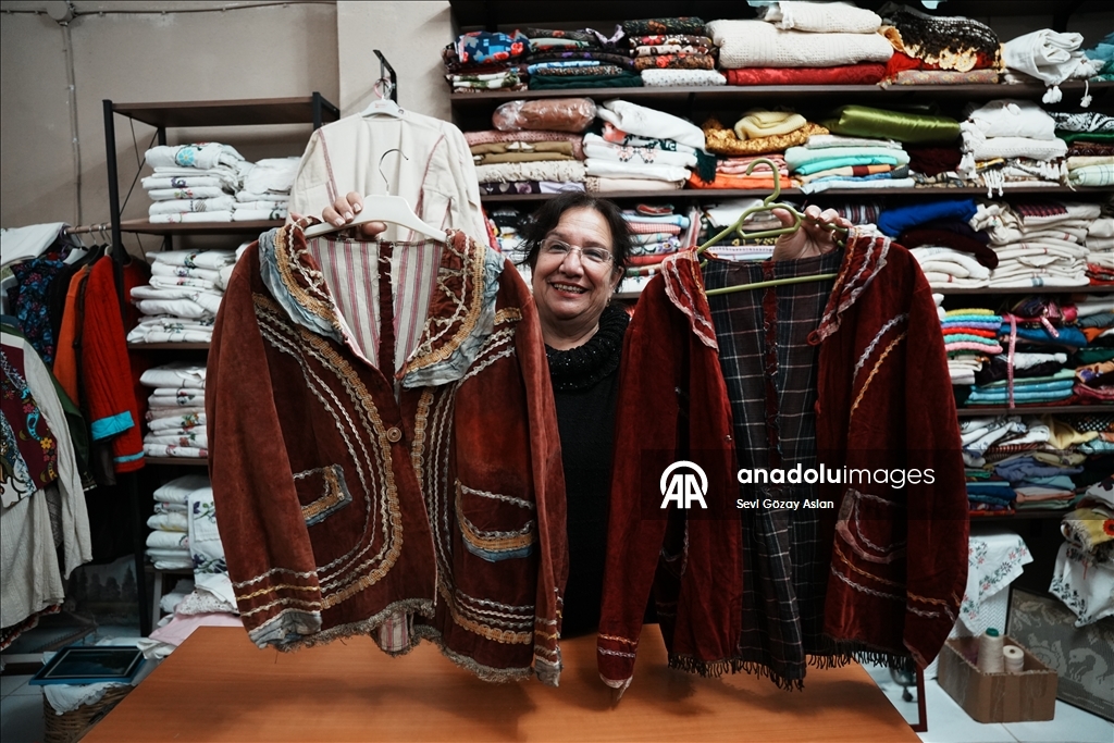 Sandıklardan çıkan asırlık çeyizler ikinci el dükkanında alıcı buluyor