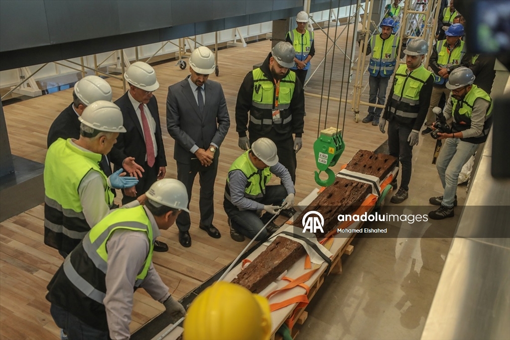 Mısır Firavunu Keops’un 4 bin 600 yıllık geminin parçaları, Büyük Mısır Müzesi'ne taşındı