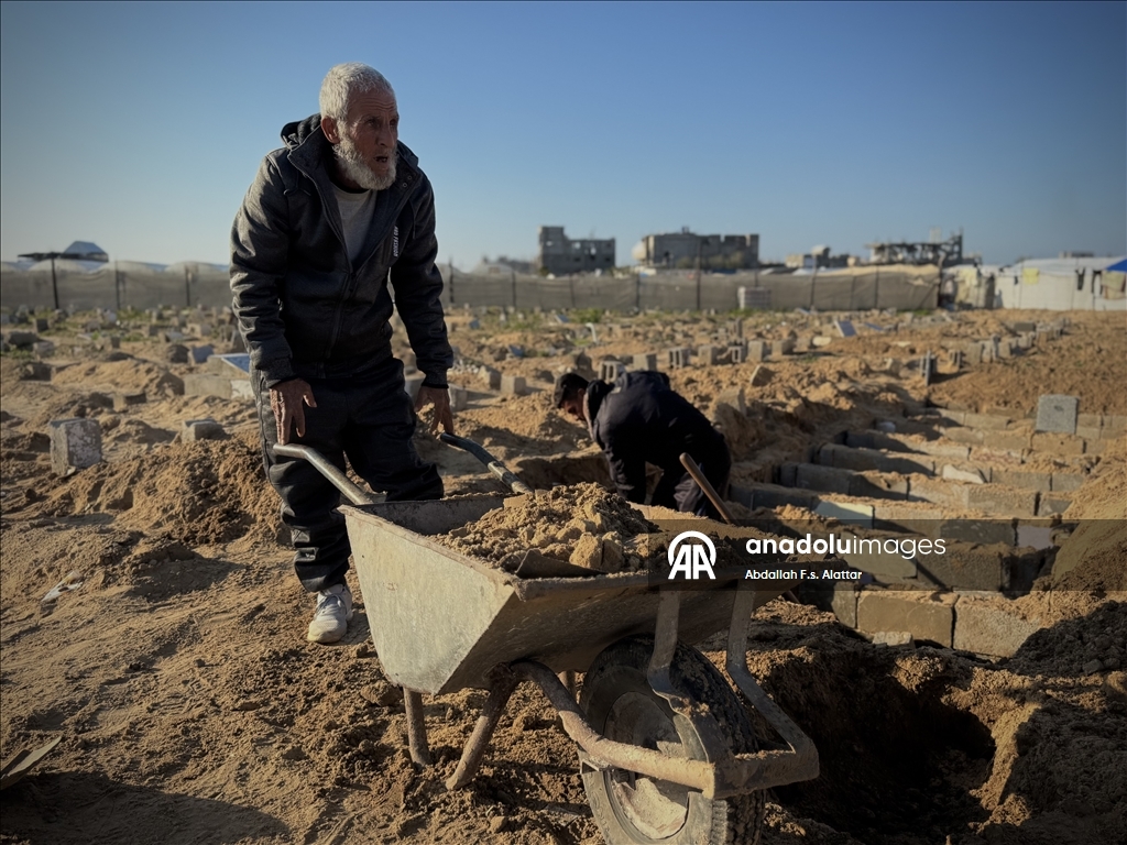 أبو حطب.. مسن يواري 18 ألف فلسطيني قتلتهم إسرائيل بغزة