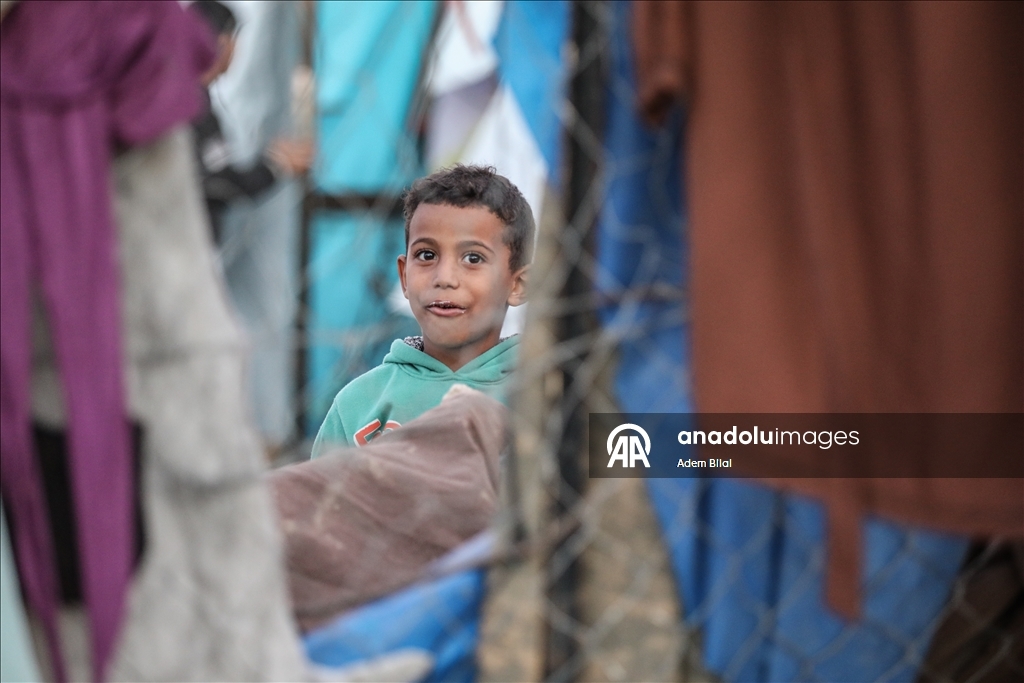 Повседневная жизнь в лагере Нусейрат в Газе на фоне разрушений