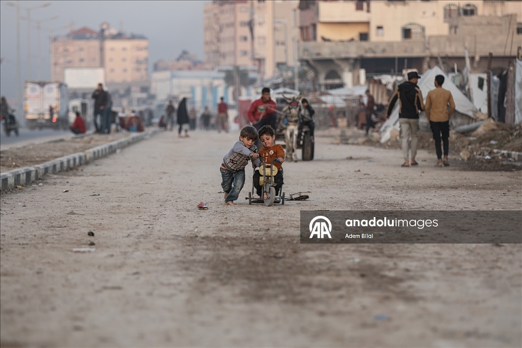 Повседневная жизнь в лагере Нусейрат в Газе на фоне разрушений