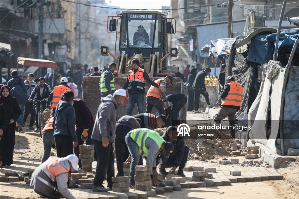 Муниципалитет Нусейрата ремонтирует поврежденные участки на главной улице