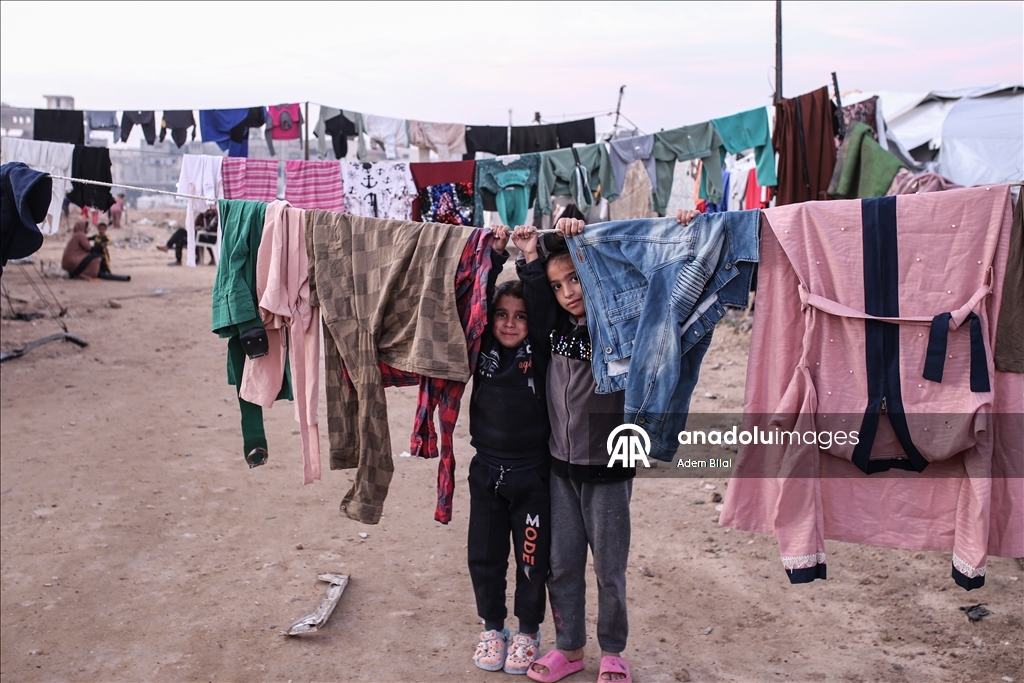 Повседневная жизнь в лагере Нусейрат в Газе на фоне разрушений