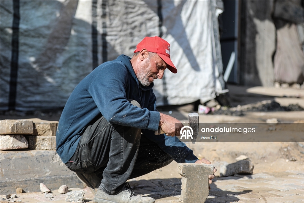 Муниципалитет Нусейрата ремонтирует поврежденные участки на главной улице