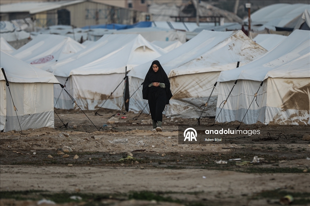 Повседневная жизнь в лагере Нусейрат в Газе на фоне разрушений