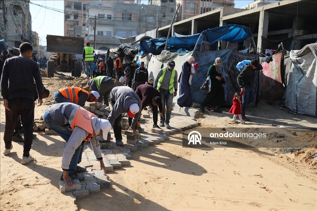 Муниципалитет Нусейрата ремонтирует поврежденные участки на главной улице