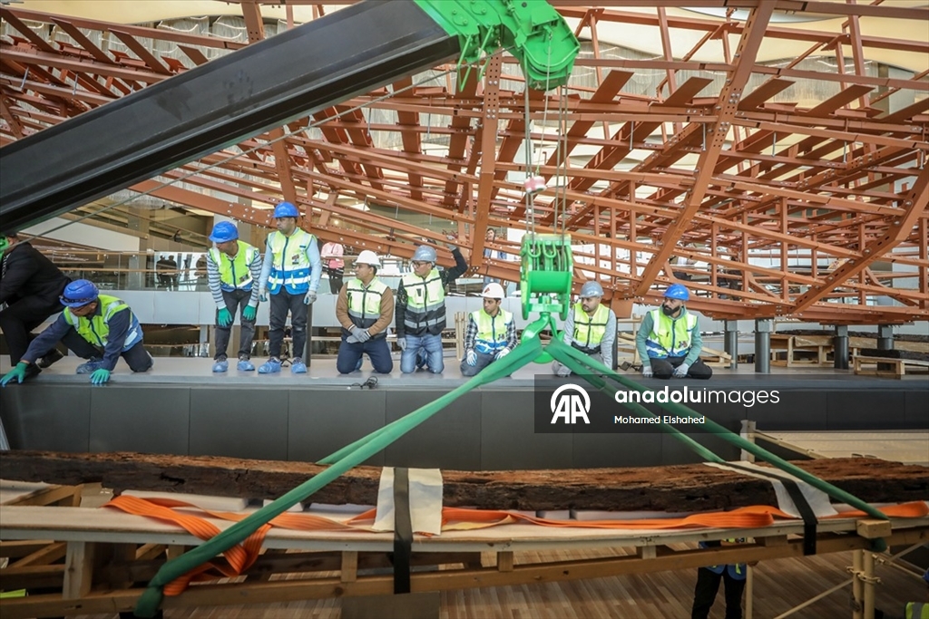 Mısır Firavunu Keops’un 4 bin 600 yıllık geminin parçaları, Büyük Mısır Müzesi'ne taşındı